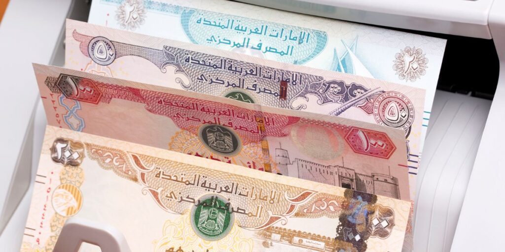 دليل شامل لاختيار أفضل ماكينة عد نقود لعملك