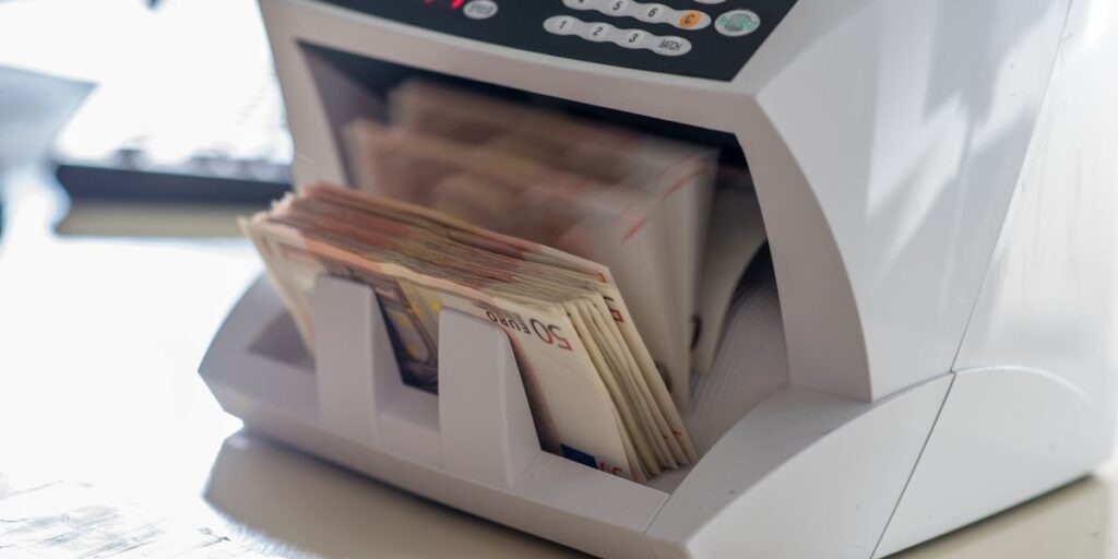 دليلك الشامل لاختيار ماكينة عد النقود المناسبة